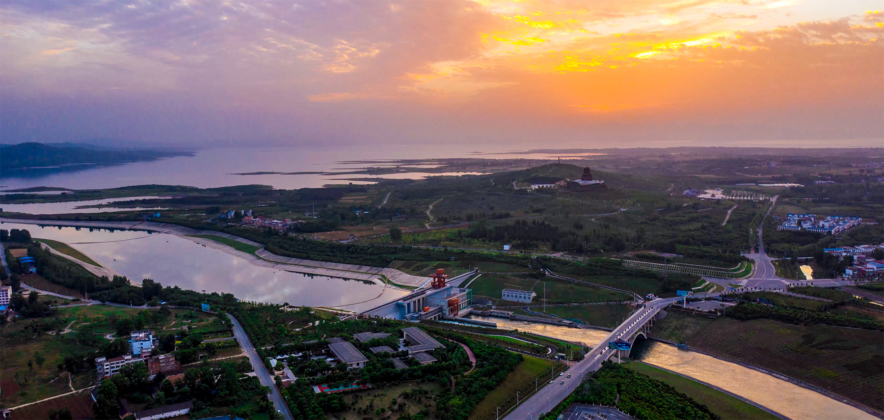 山脉与湖泊的自然风景